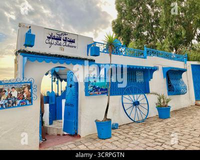 Vue panoramique sur la côte depuis le Café des délices à Sidi Bou Said, Tunis, parasols bleus et horizon marin. Capturé le 23 septembre 2025 Banque D'Images
