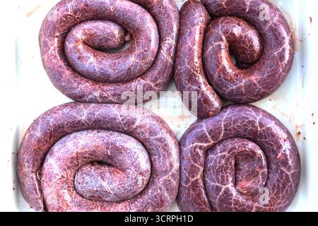 Grande pile de saucisses de sang maison traditionnelles et pudding noir, vue de dessus, gros plan Banque D'Images