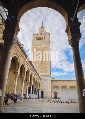Cour de la mosquée Zitouna, Sidi El Bechir, Tunisie. Moment serein capturé le 24 septembre 2025. Banque D'Images