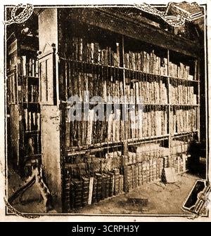 Une image imprimée de 1908 de la bibliothèque enchaînée de Wimborne Minster, Dorset. C'est la deuxième plus grande bibliothèque enchaînée survivante et est logée dans une église du 12ème siècle. Le livre le plus ancien date de 1343. Le minster était un ancien monastère et un couvent bénédictin, où le roi Æthelred (Ethelred) du Wessex est enterré. Banque D'Images
