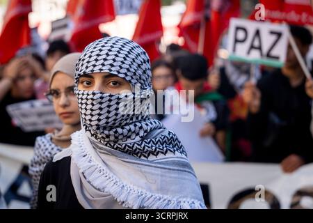 Un manifestant lors de la manifestation de soutien au peuple palestinien et à la flottille mondiale Sumud le 2 octobre 2025 à Madrid, Espagne. (Crédit : Miguel Escavias/Alfa images/Alamy Live News) Banque D'Images