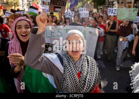 Un manifestant crie lors de la manifestation de soutien au peuple palestinien et à la flottille mondiale Sumud le 2 octobre 2025 à Madrid, en Espagne. (Crédit : Miguel Escavias/Alfa images/Alamy Live News) Banque D'Images