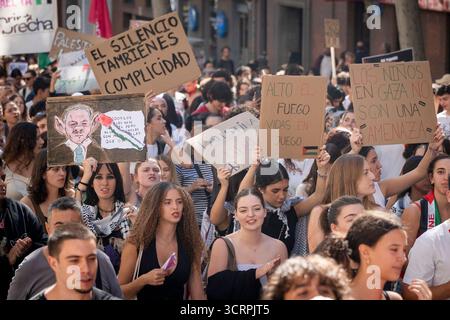 Plusieurs manifestants tiennent des banderoles pendant la manifestation en soutien au peuple palestinien et à la flottille mondiale Sumud le 2 octobre 2025 à Madrid, en Espagne. (Crédit : Miguel Escavias/Alfa images/Alamy Live News) Banque D'Images