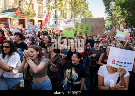 De nombreux manifestants tiennent des banderoles pendant la manifestation en soutien au peuple palestinien et à la flottille mondiale Sumud le 2 octobre 2025 à Madrid, en Espagne. (Crédit : Miguel Escavias/Alfa images/Alamy Live News) Banque D'Images