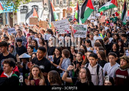 De nombreux manifestants tiennent des banderoles pendant la manifestation en soutien au peuple palestinien et à la flottille mondiale Sumud le 2 octobre 2025 à Madrid, en Espagne. (Crédit : Miguel Escavias/Alfa images/Alamy Live News) Banque D'Images