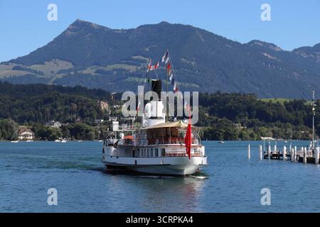 Bateau à aubes sur le lac des Quatre-Cantons Banque D'Images