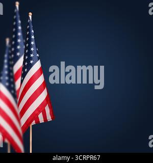 Trois petits drapeaux USA sur fond bleu. Idéal pour le patriotisme, les fêtes américaines et le symbolisme. Banque D'Images