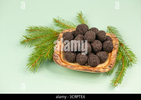 Boule de rhum avec branches de sapin, bonbons de Noël allemands, gâteau de confiserie, beurre de biscuit aromatisé avec des saupoudres de chocolat et de l'alcool Banque D'Images