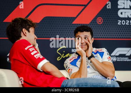 Singapour, Singapour. 02 octobre 2025. Isack Hadjar 6 (FRA) Visa Cash App Racing Bulls VCARB 02 pendant la Journée des médias au Grand Prix de formule 1 Singapore Airlines Singapore 2025 au Marina Bay Street circuit, Singapour le 2 octobre 2025 crédit : Jun Da Tan/Every second Media crédit : Every second Media/Alamy Live News Banque D'Images