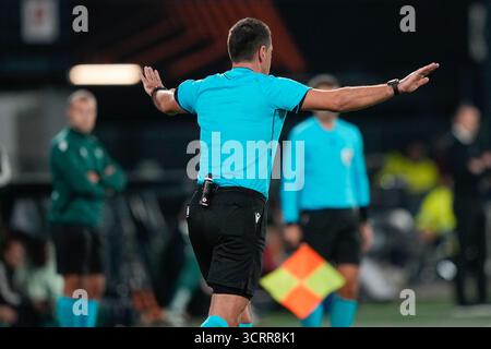 ROTTERDAM, 02-10-2025, Stadium de Kuip, saison 2025/2026, Europa League football . Match entre Feyenoord et Aston Villa, arbitre des spectacles Rade Obrenovic crédit : Pro Shots/Alamy Live News Banque D'Images