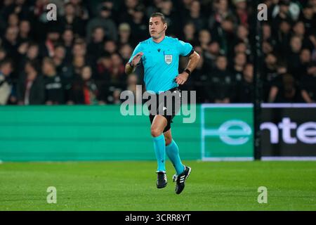 ROTTERDAM, 02-10-2025, Stadium de Kuip, saison 2025/2026, Europa League football . Match entre Feyenoord et Aston Villa, arbitre des spectacles Rade Obrenovic crédit : Pro Shots/Alamy Live News Banque D'Images