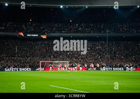 ROTTERDAM, 02-10-2025, Stadium de Kuip, saison 2025/2026, Europa League football . Match entre Feyenoord et Aston Villa, Picture Shows VAR check Credit : Pro Shots/Alamy Live News Banque D'Images