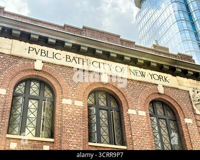 Gertrude Ederle Recreation Center, anciennement un bain public, extérieur du bâtiment avec inscription public Bath City of New York, 232 West 60th Street, Banque D'Images