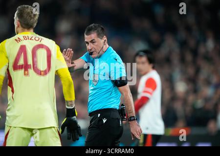 ROTTERDAM, 02-10-2025, Stadium de Kuip, saison 2025/2026, Europa League football . Match entre Feyenoord et Aston Villa, arbitre des spectacles Rade Obrenovic crédit : Pro Shots/Alamy Live News Banque D'Images