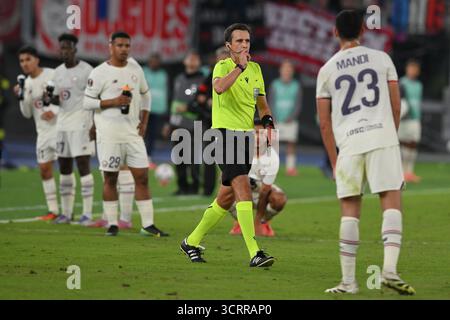 Stadio Olimpico, Rome, Italie. 2 octobre 2025. UEFA Europa League Football ; Roma versus Lille ; arbitre Erik Lambrechts crédit : action plus Sports/Alamy Live News Banque D'Images