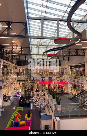 SLOVAQUIE, POPRAD - 29 DÉCEMBRE 2024 : le centre-ville de Poprad brille d'une atmosphère magique de Noël, avec des lumières festives, des arbres décorés, Banque D'Images