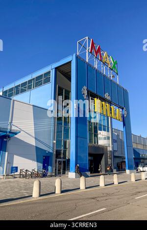 SLOVAQUIE, POPRAD - 29 DÉCEMBRE 2024 : Centre commercial Max à Poprad, Slovaquie, avec son architecture moderne, un large choix de boutiques et atmos animé Banque D'Images