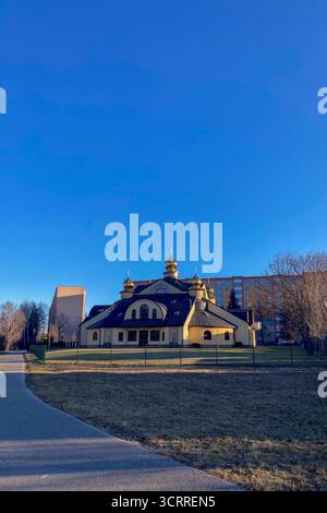 SLOVAQUIE, POPRAD - 29 DÉCEMBRE 2024 : L'église catholique byzantine des Saints Pierre et Paul à Poprad, Slovaquie, présente le Christi oriental traditionnel Banque D'Images