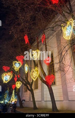 SLOVAQUIE, POPRAD - 29 DÉCEMBRE 2024 : le centre-ville de Poprad brille d'une atmosphère magique de Noël, avec des lumières festives, des arbres décorés, Banque D'Images