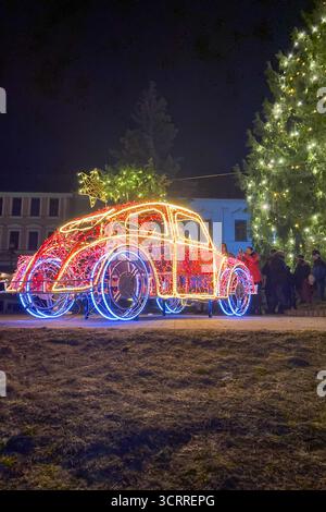 SLOVAQUIE, POPRAD - 29 DÉCEMBRE 2024 : le centre-ville de Poprad brille d'une atmosphère magique de Noël, avec des lumières festives, des arbres décorés, Banque D'Images