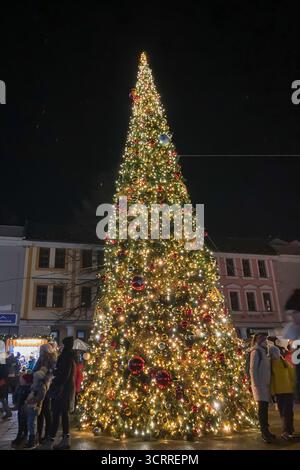 SLOVAQUIE, POPRAD - 29 DÉCEMBRE 2024 : le centre-ville de Poprad brille d'une atmosphère magique de Noël, avec des lumières festives, des arbres décorés, Banque D'Images