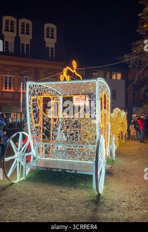SLOVAQUIE, POPRAD - 29 DÉCEMBRE 2024 : le centre-ville de Poprad brille d'une atmosphère magique de Noël, avec des lumières festives, des arbres décorés, Banque D'Images