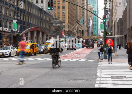 New York, circulation dans la rue 42 Banque D'Images