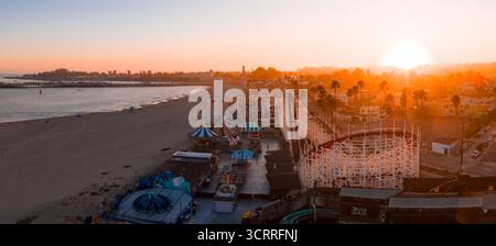 Vue aérienne de la promenade de Santa Cruz Beach au coucher du soleil en Californie Banque D'Images