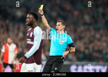 ROTTERDAM, 02-10-2025, Stadium de Kuip, saison 2025/2026, Europa League football . Match entre Feyenoord et Aston Villa, arbitre des spectacles Rade Obrenovic crédit : Pro Shots/Alamy Live News Banque D'Images