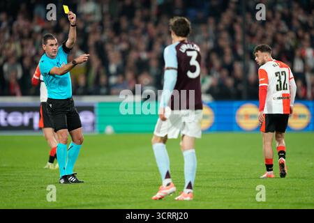 ROTTERDAM, 02-10-2025, Stadium de Kuip, saison 2025/2026, Europa League football . Match entre Feyenoord et Aston Villa, arbitre des spectacles Rade Obrenovic crédit : Pro Shots/Alamy Live News Banque D'Images
