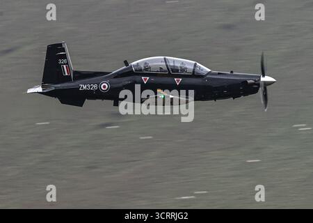 Un T1 de la RAF Texan survole la boucle de Mach, Dolgellau, Royaume-Uni, le 2 octobre 2025 (photo par Alfie Cosgrove/News images) Banque D'Images