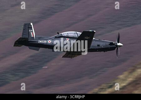 Un T1 de la RAF Texan survole la boucle de Mach, Dolgellau, Royaume-Uni, le 2 octobre 2025 (photo par Alfie Cosgrove/News images) Banque D'Images