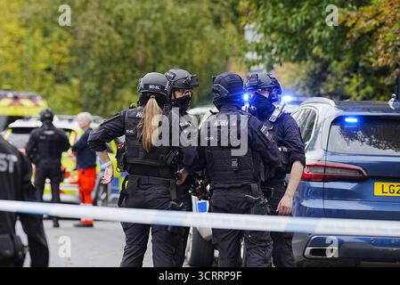 (251002) -- MANCHESTER (GRANDE-BRETAGNE), Oct. 2, 2025 (Xinhua) -- des policiers sont photographiés sur la scène à la Heaton Park Hebrew Congregation Synagogue à Manchester, Grande-Bretagne, Oct. 2, 2025. La police a confirmé jeudi après-midi que l'attaque devant la synagogue Hebrew Congregation de Heaton Park sur Middleton Road à Crumpsall, Manchester, a été déclarée un incident terroriste. (Xinhua) Banque D'Images