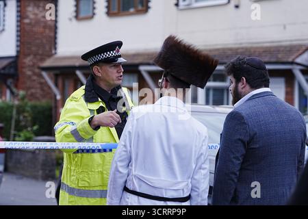 (251002) -- MANCHESTER (GRANDE-BRETAGNE), Oct. 2, 2025 (Xinhua) -- Un policier (l) est photographié sur la scène à la Heaton Park Hebrew Congregation Synagogue à Manchester, Grande-Bretagne, Oct. 2, 2025. La police a confirmé jeudi après-midi que l'attaque devant la synagogue Hebrew Congregation de Heaton Park sur Middleton Road à Crumpsall, Manchester, a été déclarée un incident terroriste. (Xinhua) Banque D'Images