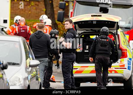 (251002) -- MANCHESTER (GRANDE-BRETAGNE), Oct. 2, 2025 (Xinhua) -- des policiers et des travailleurs des services d'urgence sont photographiés sur la scène à la Heaton Park Hebrew Congregation Synagogue à Manchester, Grande-Bretagne, Oct. 2, 2025. La police a confirmé jeudi après-midi que l'attaque devant la synagogue Hebrew Congregation de Heaton Park sur Middleton Road à Crumpsall, Manchester, a été déclarée un incident terroriste. (Xinhua) Banque D'Images