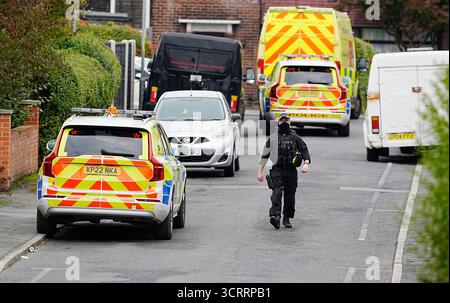 (251002) -- MANCHESTER (GRANDE-BRETAGNE), Oct. 2, 2025 (Xinhua) -- Un policier est photographié sur la scène à la Heaton Park Hebrew Congregation Synagogue à Manchester, Grande-Bretagne, Oct. 2, 2025. La police a confirmé jeudi après-midi que l'attaque devant la synagogue Hebrew Congregation de Heaton Park sur Middleton Road à Crumpsall, Manchester, a été déclarée un incident terroriste. (Xinhua) Banque D'Images