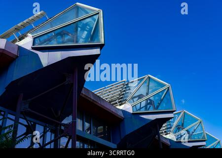 Structures géométriques en verre et en acier de SEZ Berlin, gros plan architectural sous ciel bleu clair. Banque D'Images