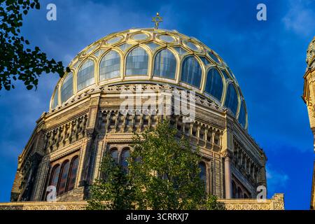Gros plan du dôme doré de la synagogue Neue de Berlin, architecture ornée et étoile de David brillante contre le ciel. Banque D'Images