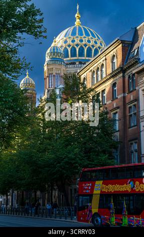 Neue Synagoge (nouvelle synagogue) Berlin, Allemagne, avec Golden Dome et bus touristique en vue verticale Banque D'Images
