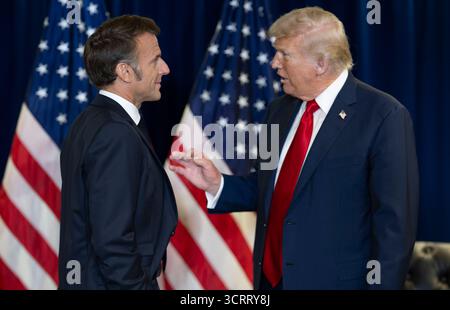 Le président Donald Trump rencontre le président français Emmanuel Macron au siège des Nations Unies à New York, mardi 23 septembre 2025. (Photo officielle de la Maison Blanche par Daniel Torok) Banque D'Images