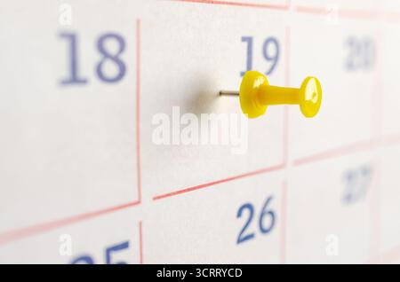 Une vignette jaune sur une page de calendrier. Concept commercial. Banque D'Images