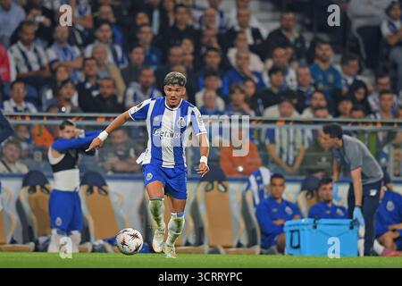 Porto, Portugal. 02 octobre 2025. Dragao Stadium, UEFA Europa League 2025/2026, FC Porto versus Red Star Belgrade ; William Gomes du FC Porto court avec le ballon lors d'un match entre le FC Porto et Red Star Belgrade pour le deuxième tour de l'UEFA Europa League 2025/2026 au Dragao Stadium de Porto le 02 octobre 2025. Photo : Daniel Castro/DiaEsportivo/Alamy Live News crédit : DiaEsportivo/Alamy Live News Banque D'Images