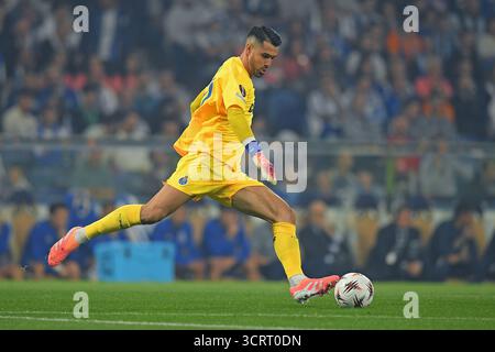 Porto, Portugal. 02 octobre 2025. Dragao Stadium, UEFA Europa League 2025/2026, FC Porto versus Red Star Belgrade ; le gardien de but Diogo Costa du FC Porto frappe le ballon lors d'un match entre FC Porto et Red Star Belgrade pour le deuxième tour de l'UEFA Europa League 2025/2026 au Dragao Stadium de Porto le 02 octobre 2025. Photo : Daniel Castro/DiaEsportivo/Alamy Live News crédit : DiaEsportivo/Alamy Live News Banque D'Images