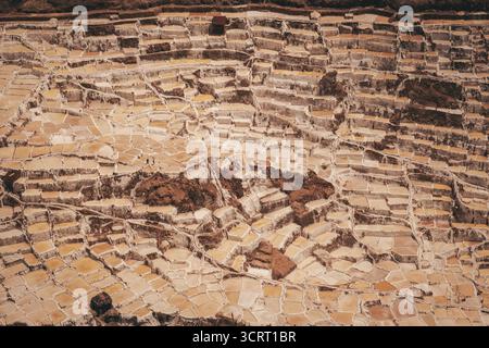 Vue aérienne des mines de sel en terrasses de Maras dans la Vallée sacrée, Pérou. Banque D'Images