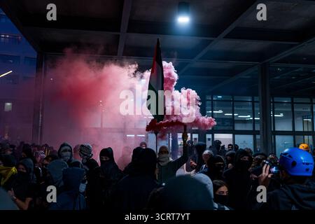 Barcelone, Espagne. 02 octobre 2025. Des drapeaux palestiniens et des bombes fumigènes sont vus pendant la manifestation. Des milliers de personnes ont défilé pour protester contre le blocage et l'arrestation des participants de la flottille mondiale de Sumud, une mission humanitaire civile qui tentait d'acheminer de l'aide à Gaza, interceptée par la marine israélienne. Crédit : SOPA images Limited/Alamy Live News Banque D'Images