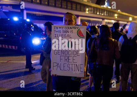 Barcelone, Espagne. 02 octobre 2025. Une femme tient une pancarte en soutien à la Palestine pendant la manifestation. Des milliers de personnes ont défilé pour protester contre le blocus et l’arrestation des participants de la flottille mondiale Sumud, une mission humanitaire civile qui tentait d’acheminer de l’aide à Gaza, interceptée par la marine israélienne. Crédit : SOPA images Limited/Alamy Live News Banque D'Images