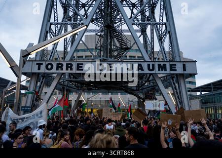 Barcelone, Espagne. 02 octobre 2025. Les manifestants défilent tout en agitant des drapeaux palestiniens pendant la manifestation. Des milliers de personnes ont défilé pour protester contre le blocage et l'arrestation des participants de la flottille mondiale de Sumud, une mission humanitaire civile qui tentait d'acheminer de l'aide à Gaza, interceptée par la marine israélienne. Crédit : SOPA images Limited/Alamy Live News Banque D'Images