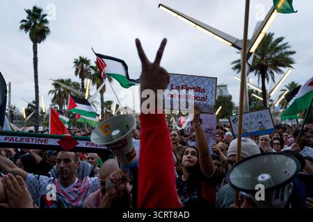 Barcelone, Espagne. 02 octobre 2025. Les manifestants défilent dans la rue pendant la manifestation. Des milliers de personnes ont défilé pour protester contre le blocage et l'arrestation des participants de la flottille mondiale de Sumud, une mission humanitaire civile qui tentait d'acheminer de l'aide à Gaza, interceptée par la marine israélienne. (Photo Davide Bonaldo/SOPA images/SIPA USA) crédit : SIPA USA/Alamy Live News Banque D'Images