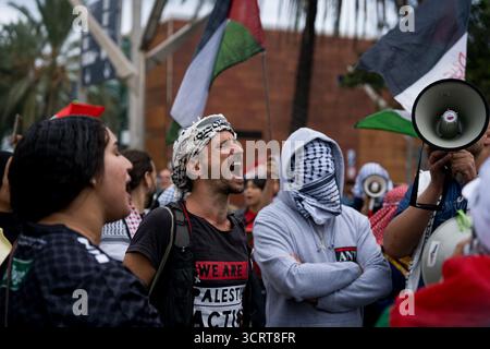 Barcelone, Espagne. 02 octobre 2025. Un manifestant chante des slogans pendant la manifestation. Des milliers de personnes ont défilé pour protester contre le blocage et l'arrestation des participants de la flottille mondiale de Sumud, une mission humanitaire civile qui tentait d'acheminer de l'aide à Gaza, interceptée par la marine israélienne. (Photo Davide Bonaldo/SOPA images/SIPA USA) crédit : SIPA USA/Alamy Live News Banque D'Images