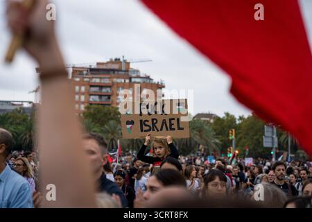 Barcelone, Espagne. 02 octobre 2025. Un manifestant tient une pancarte pendant la manifestation. Des milliers de personnes ont défilé pour protester contre le blocage et l'arrestation des participants de la flottille mondiale de Sumud, une mission humanitaire civile qui tentait d'acheminer de l'aide à Gaza, interceptée par la marine israélienne. (Photo Davide Bonaldo/SOPA images/SIPA USA) crédit : SIPA USA/Alamy Live News Banque D'Images